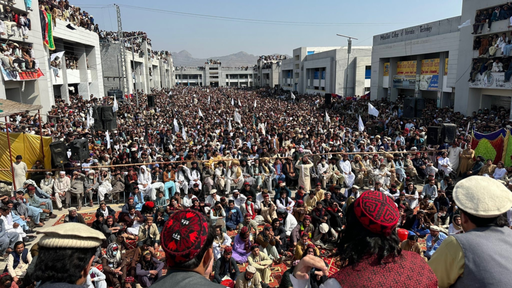 A huge crowd of people demonstrate in Pakistan to end police harassment. 